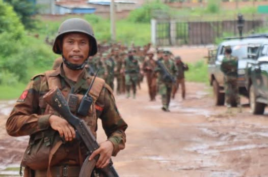 With TNLA as escort, junta troops re-enter and take positions inside Mogok